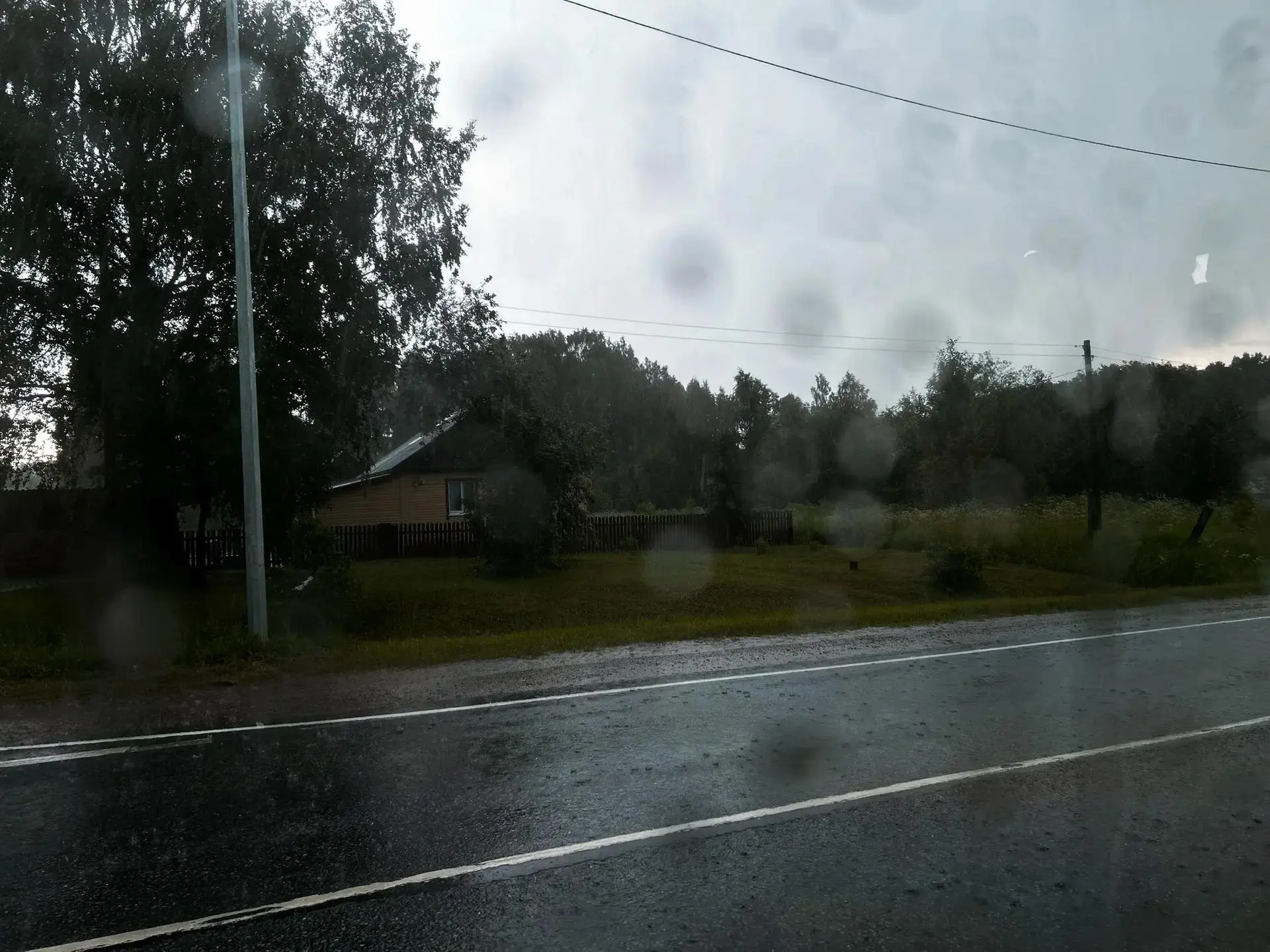 ⛈️ Ну что, ставшее уже классическим, кировское лето снова врывается в выходные — дождь, ветер и даже