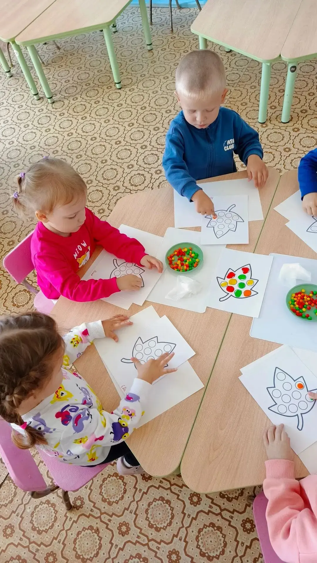 🍁✨ Осень вступает в свои права! Деревья и кустарники радуют нас разноцветным убранство...