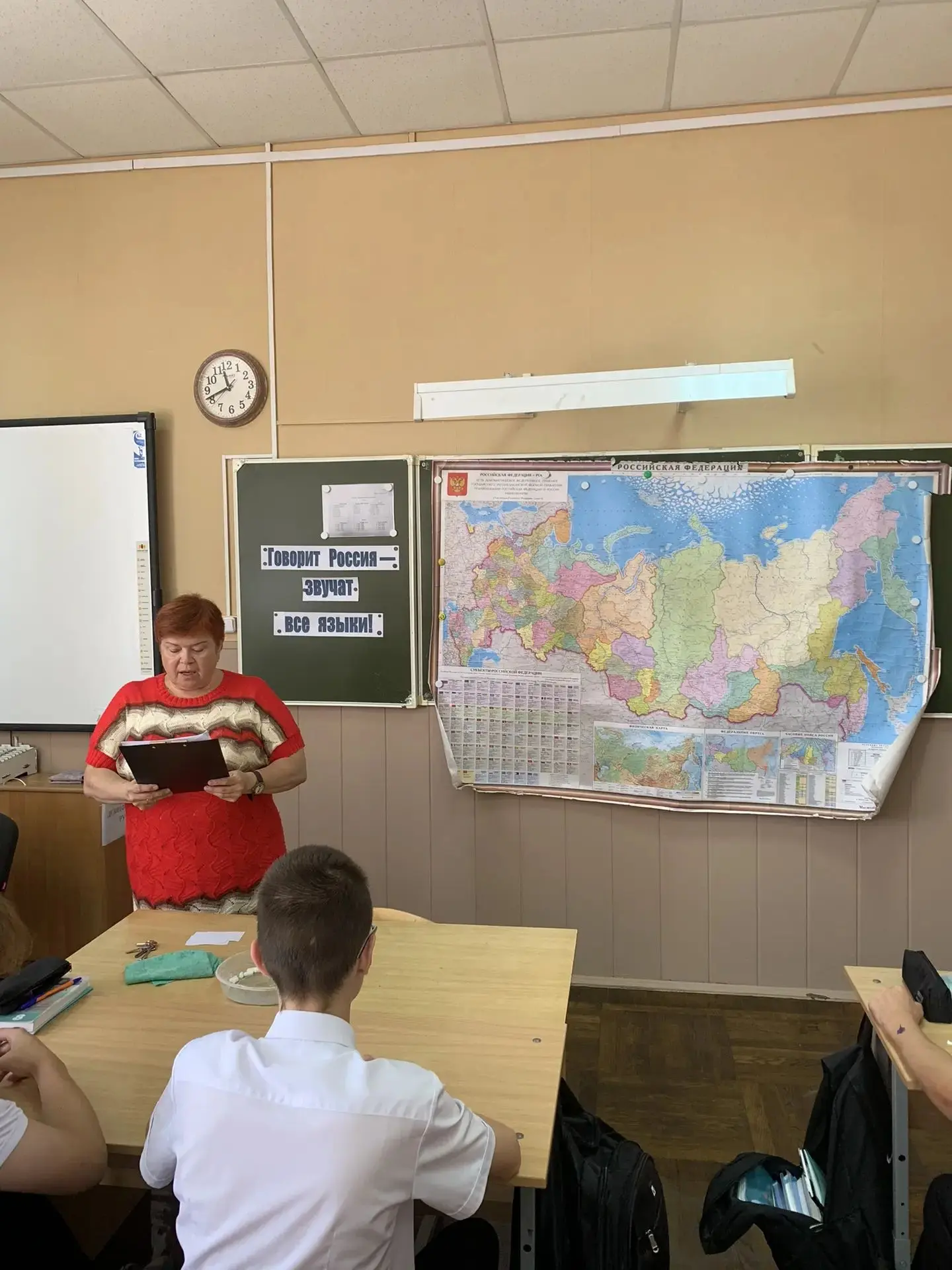 В рамках Дня языков народов России школьный библиотекарь Сементина О. А. в 8 классе про...
