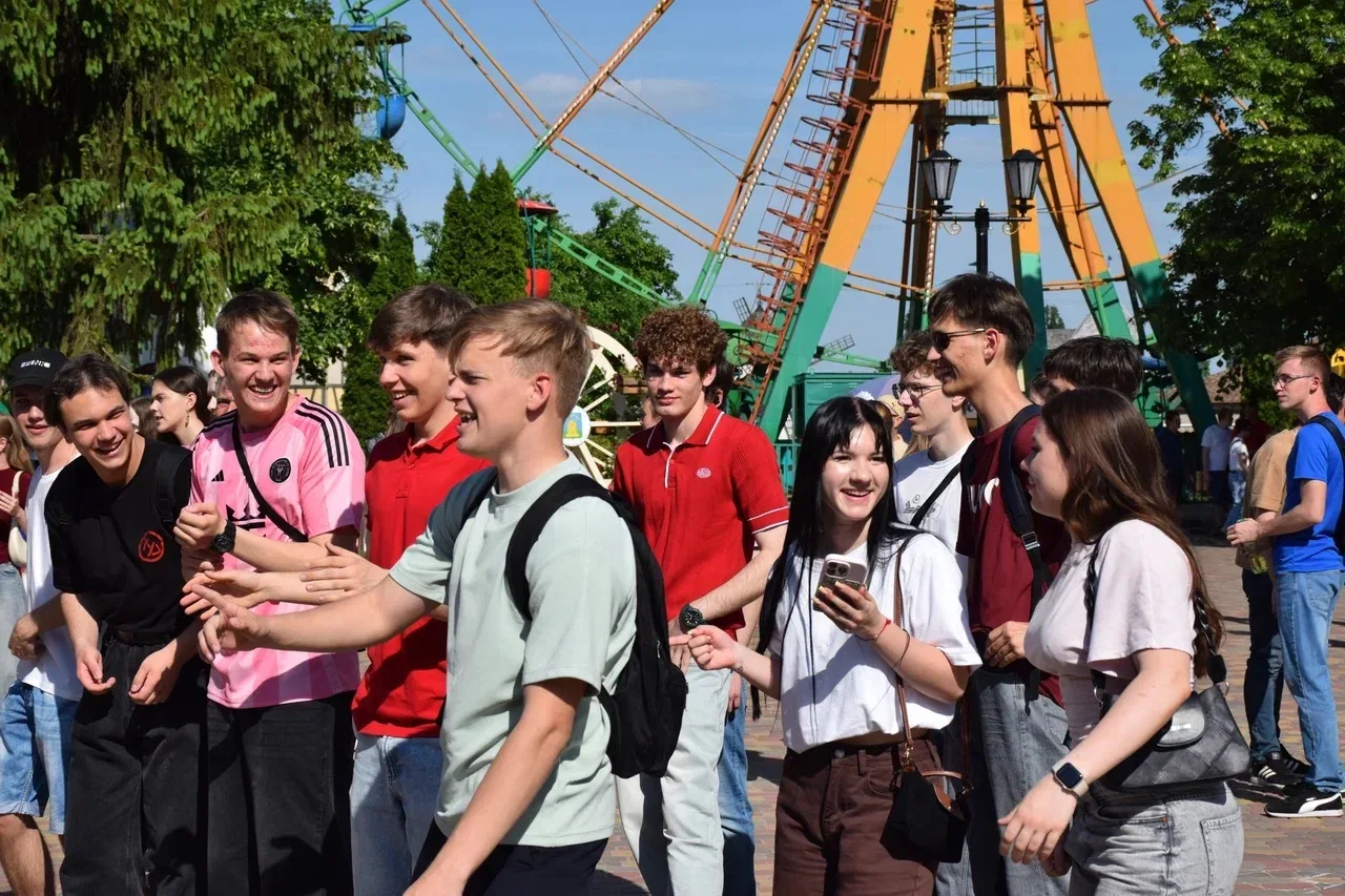 В городском парке культуры и отдыха сегодня чествовали выпускников 11-х классов тамбовских школ. На 