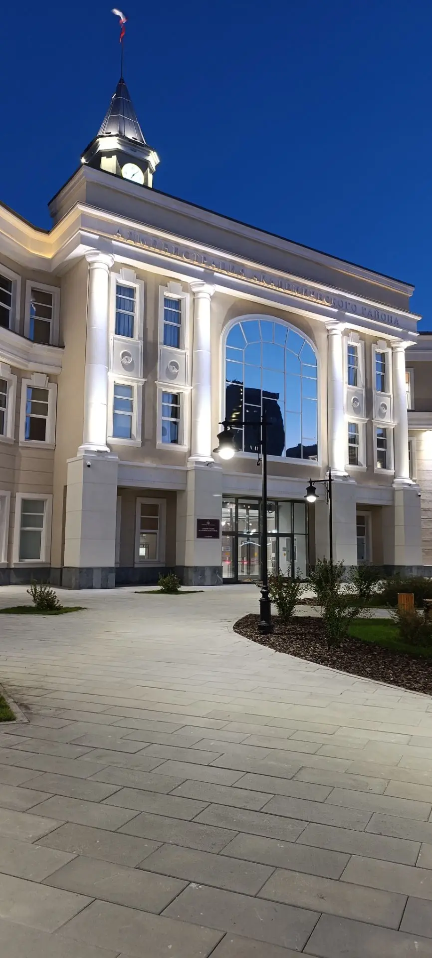 Здание Администрации. Его открыли в прошлом году. Внутри есть "горка" с нашими уралтски...