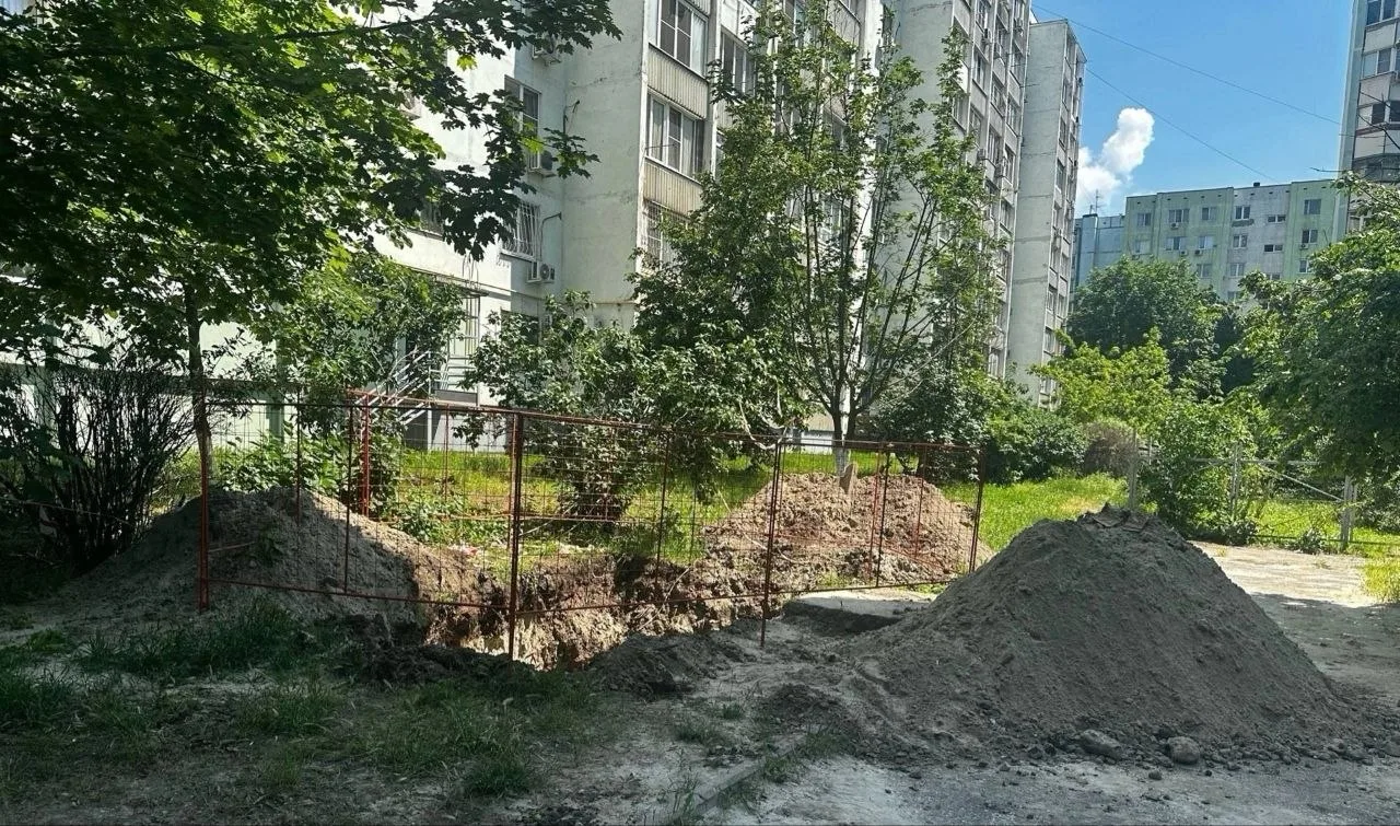 «Сделали», но наполовину... 🚜
Жители дома №50/3 по улице Ерёменко «радуются» очередному коммунально