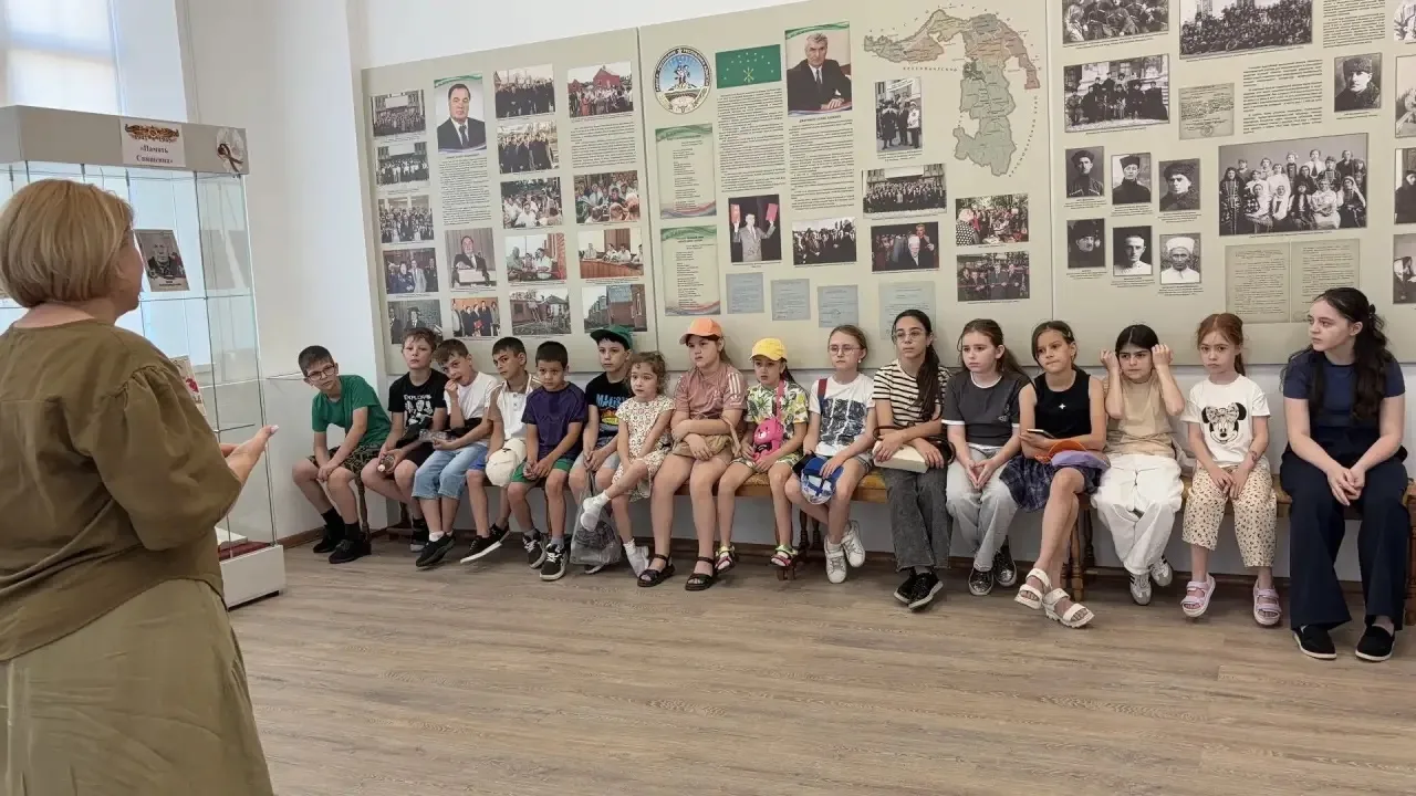 В музее  " Дом  1 съезда  Советов Адыгеи  " прошла   викторина  "  Моё  счастливое  детство  "  для 
