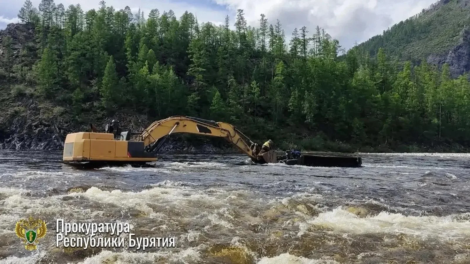 Фото с места происшествия в Муйском районе, где перевернулся «УРАЛ»