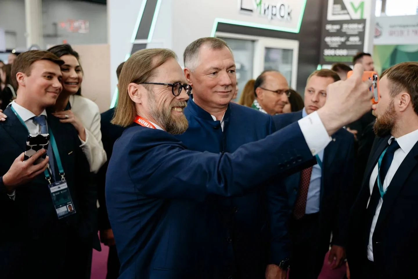 📸Папарацци снимает, как я делаю селфи с зампредом правительства РФ Маратом Хуснуллиным.