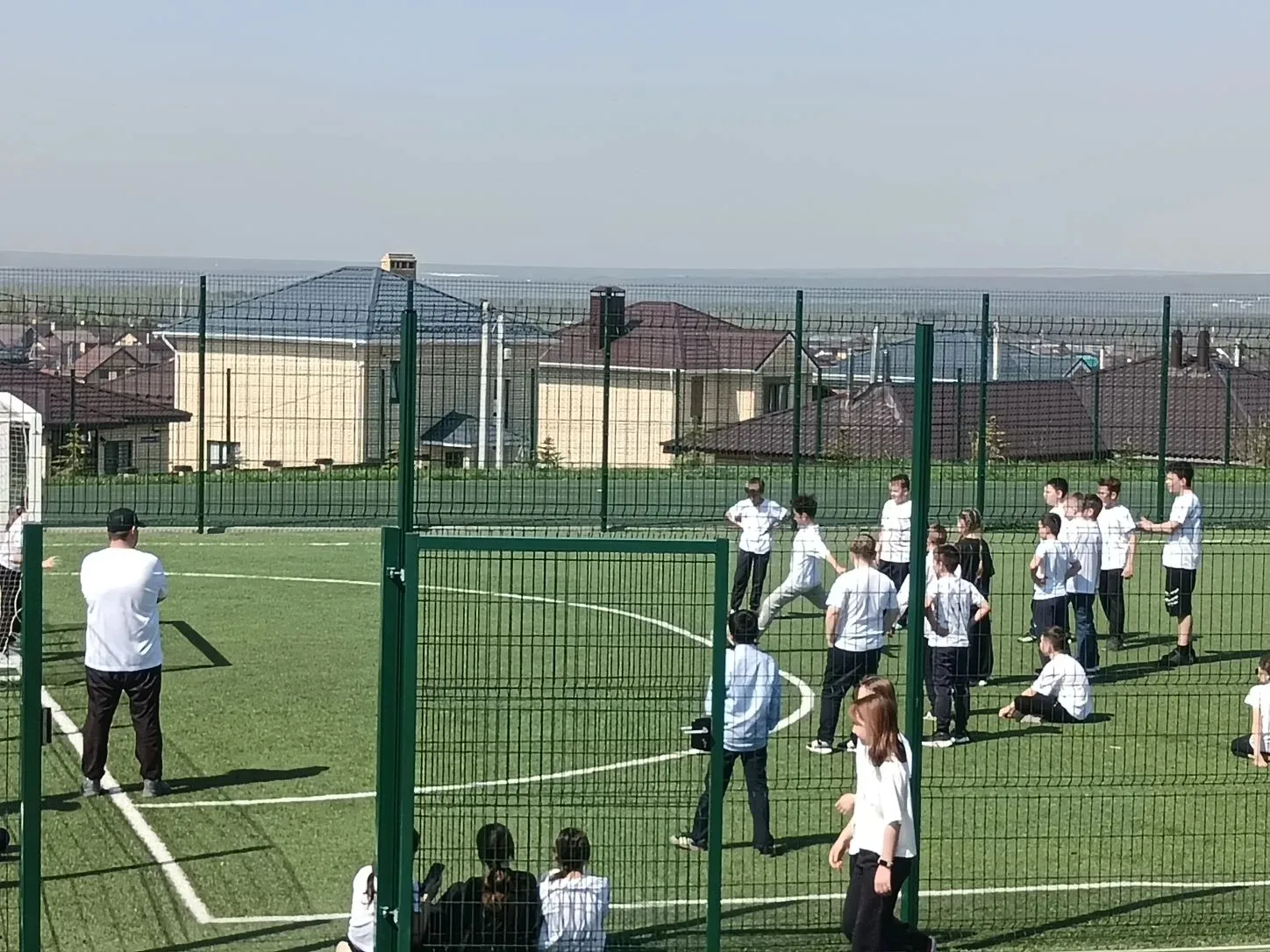 🌞 Ура, отличная погода!  В связи с этим мы переносим наши уроки физкультуры на свежий воздух! 🏃‍♂️🤸‍