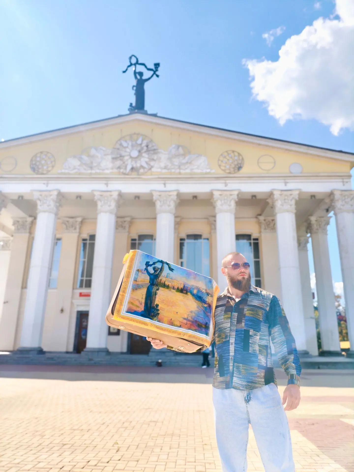 ✨На здании драматического театра имени М. С. Щепкина застыла в грациозном полете муза т...