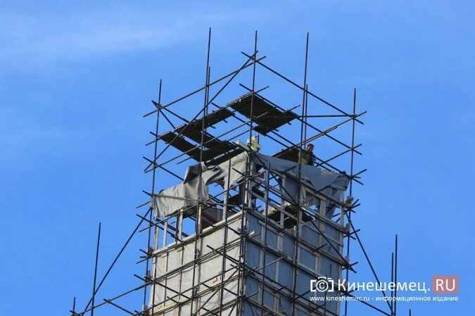 С колокольни Троицко-Успенского собора в Кинешме снимают строительные  леса и уже виден...