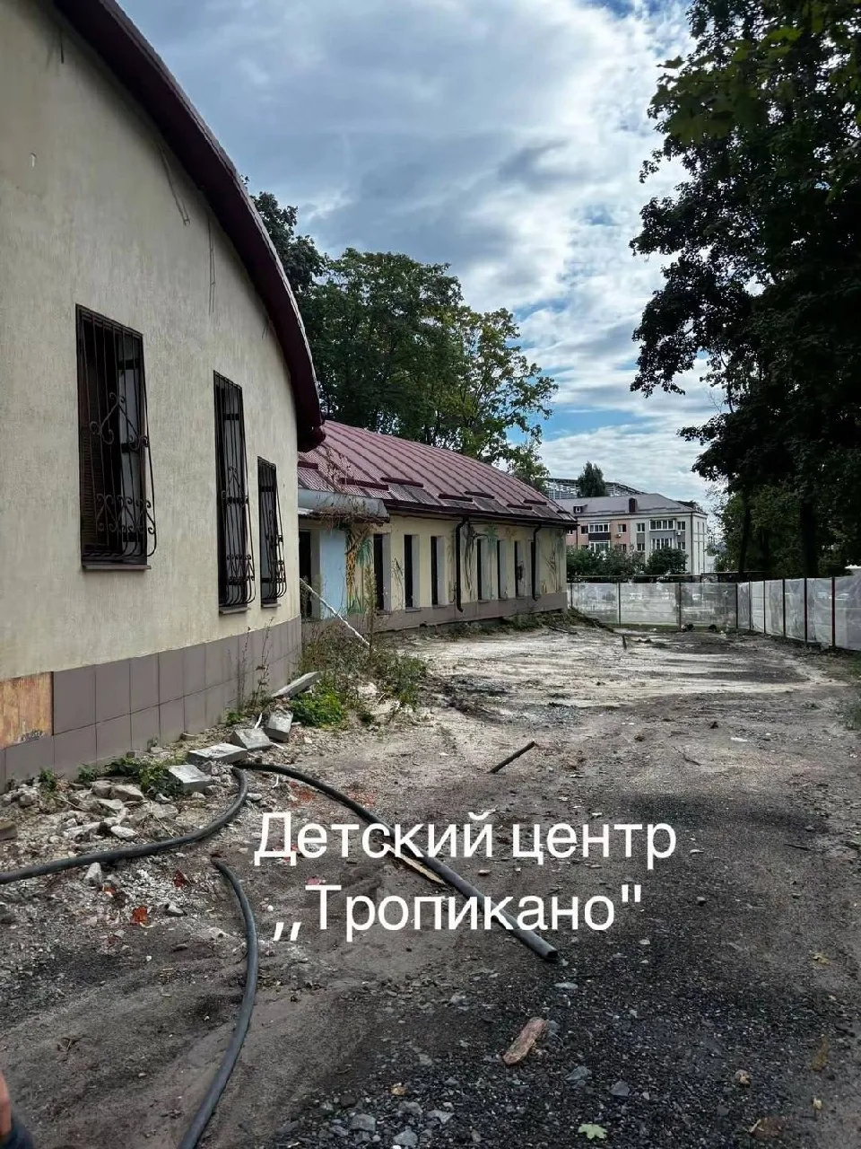Кто-то выбил окна в бывшем детском центре «Тропикано» в парке Ленина на прошлых выходных.