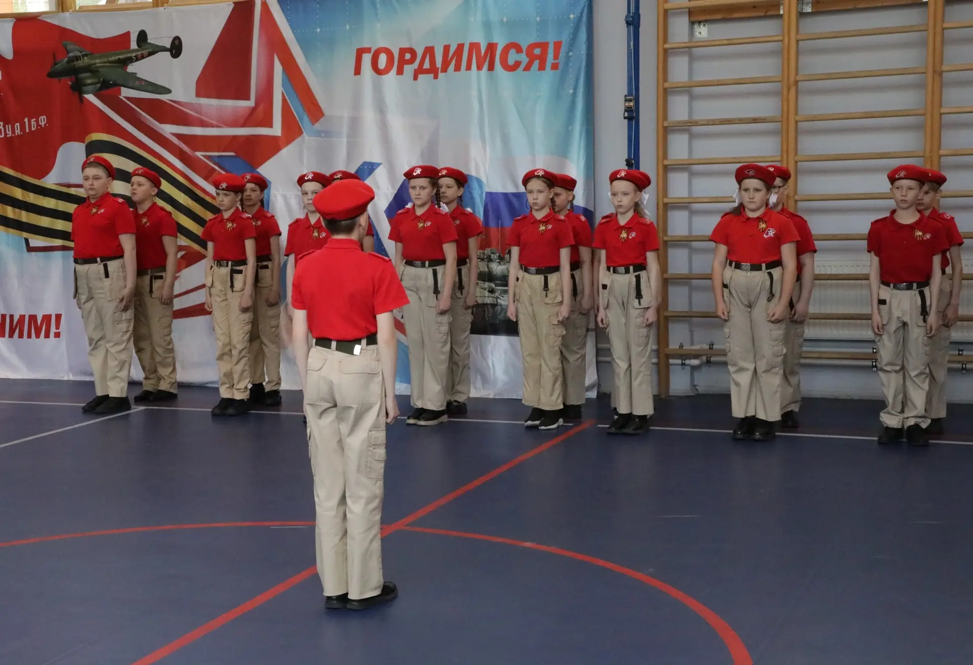 Сегодня в нашей школе прошел смотр строя и песни среди учащихся начальной школы.  Ярко, красиво, эмо