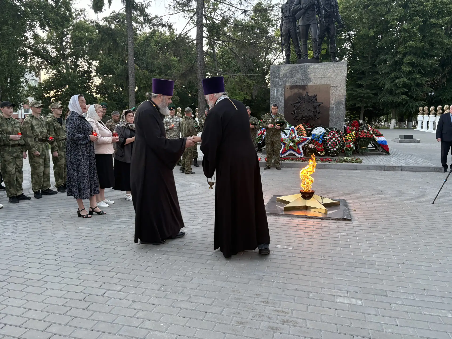 Сегодня, в День памяти и скорби, наши студенты пришли в городской парк, чтобы отдать дань памяти пог