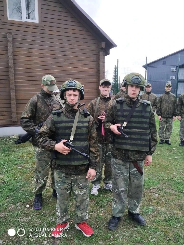 А тем временем наши парни оттачивают  мастерство владения автоматом, изучают армейские премудрости, 