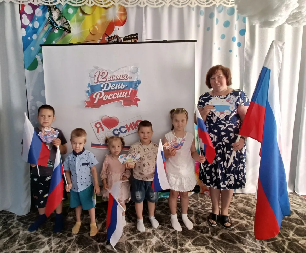 День Родины нашей мы все отмечаем,
От чистого сердца всех вас поздравляем!
И как не бежали бы жизни 