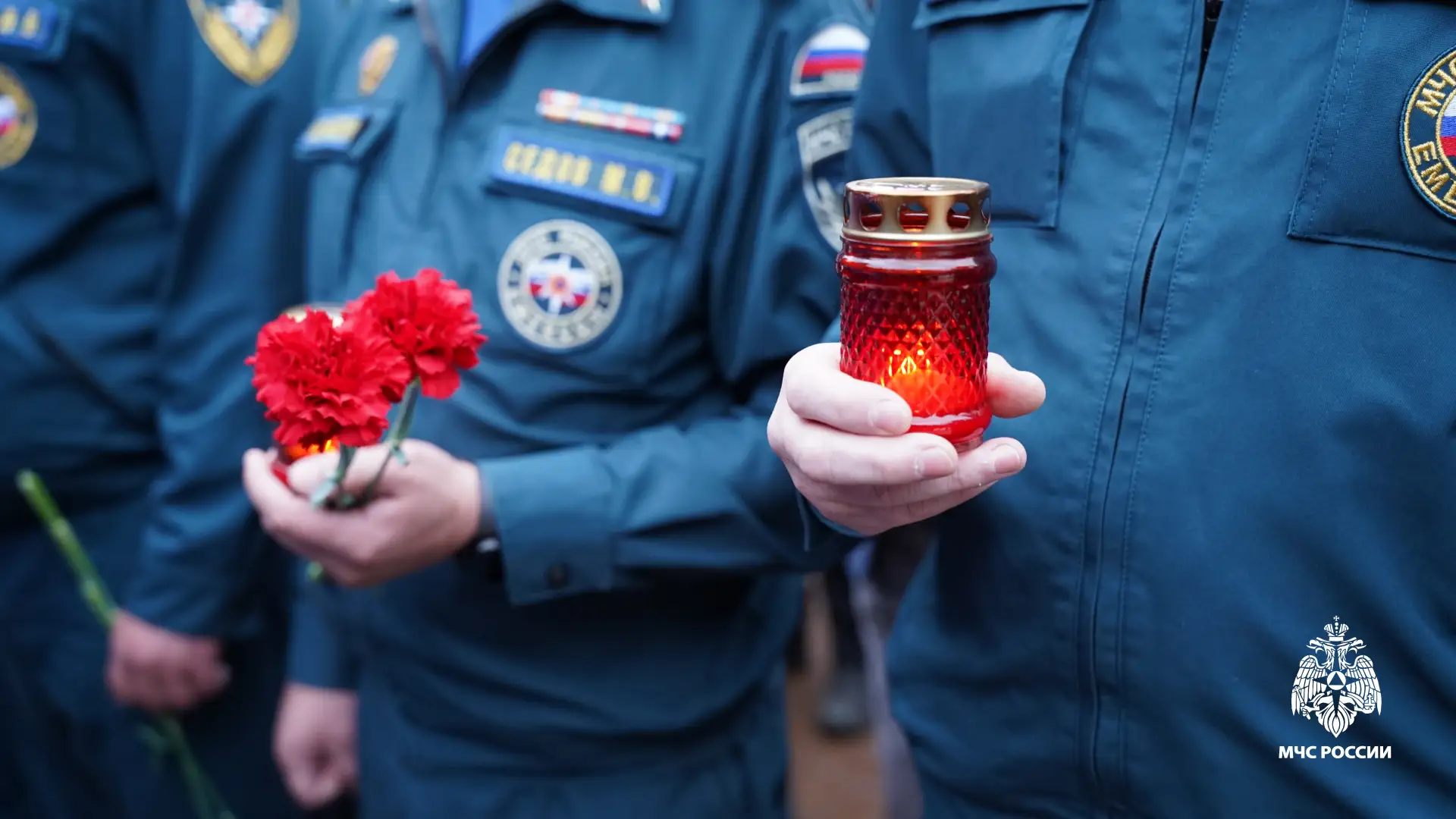 🕯️Сoтрудники МЧС России зажгли Свечи Памяти у мемориала «Вечный огонь»

Сегодня страна вспоминает с