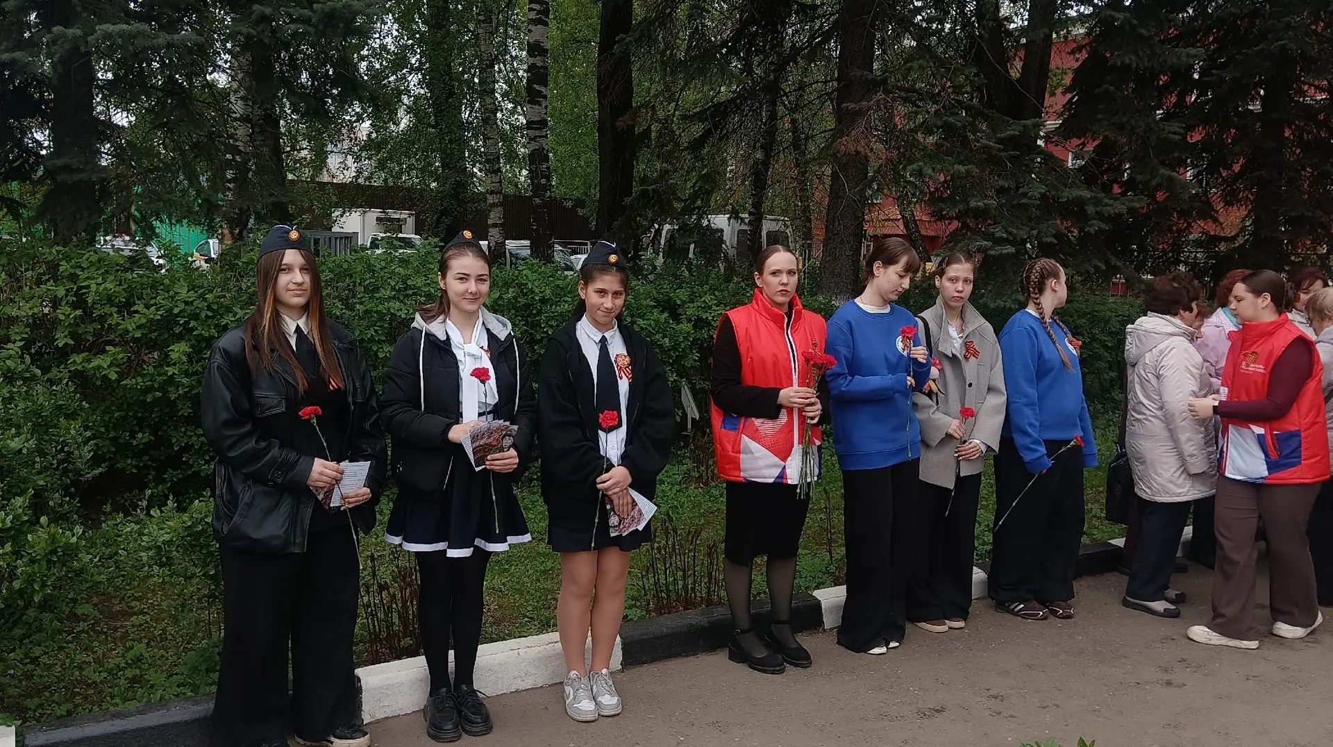 Уроки памяти: как школьники почтили подвиг героев-ивантеевцев.  В преддверии Дня Победы ученицы наше
