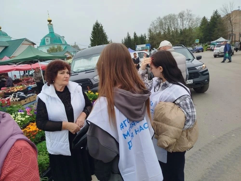 Студентки 221 группы Илюшкина Дарья и Бирюкова Анастасия собирали голоса за территории,...