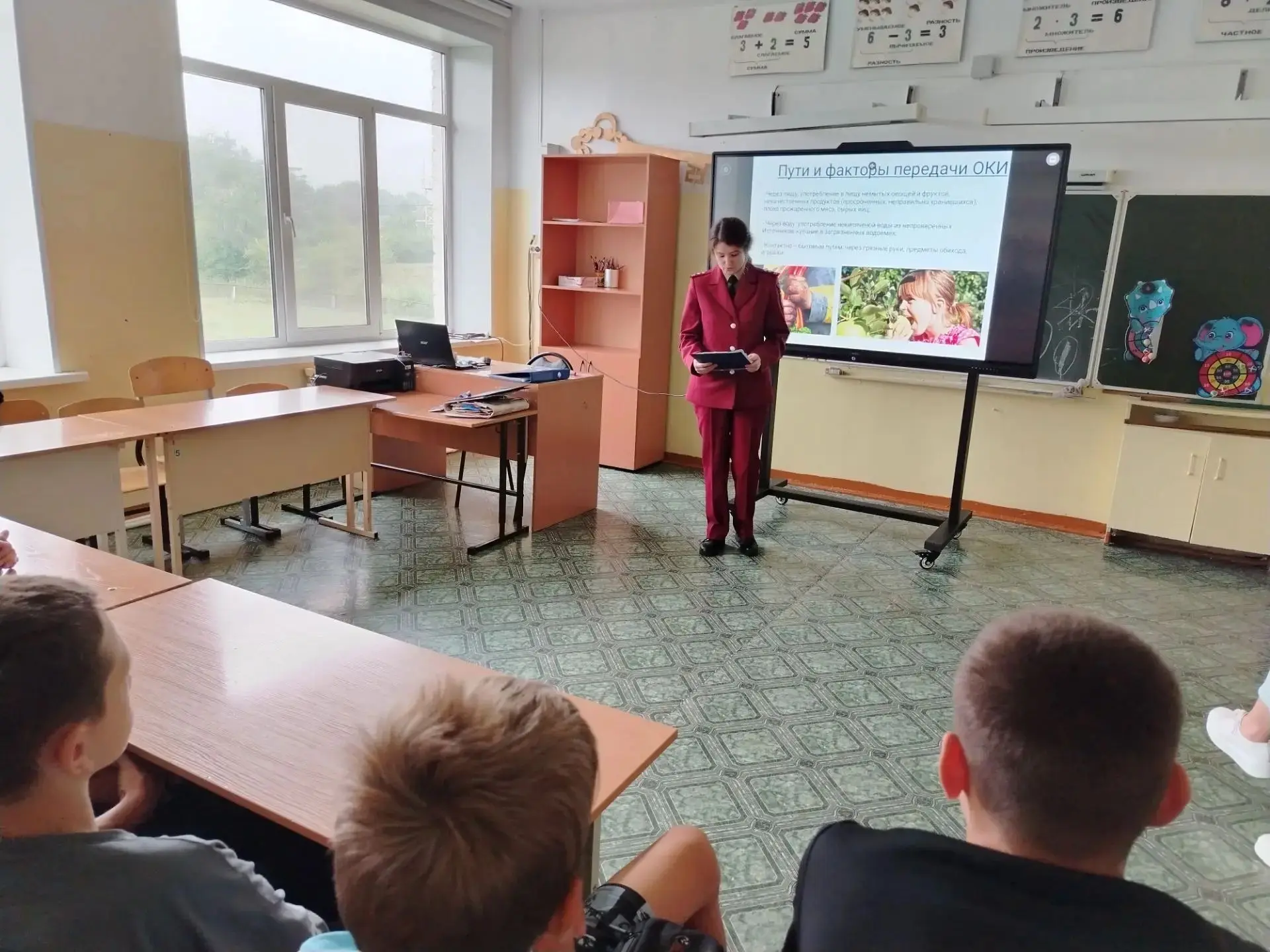 Безопасность в пришкольном лагере: визит Роспотребнадзора и профилактика ОКИ

Наш пришкольный лагерь