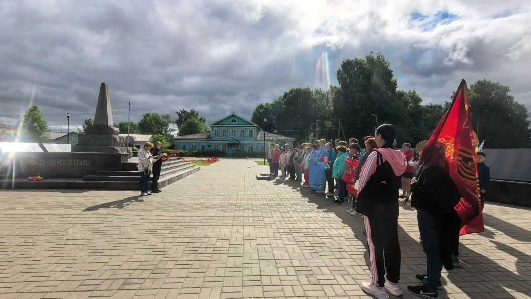 ДЕНЬ, КОГДА ЗАМОЛКЛИ ПТИЦЫ

Сегодня, в День памяти и скорби, мы склоняем головы перед подвигом тех, 