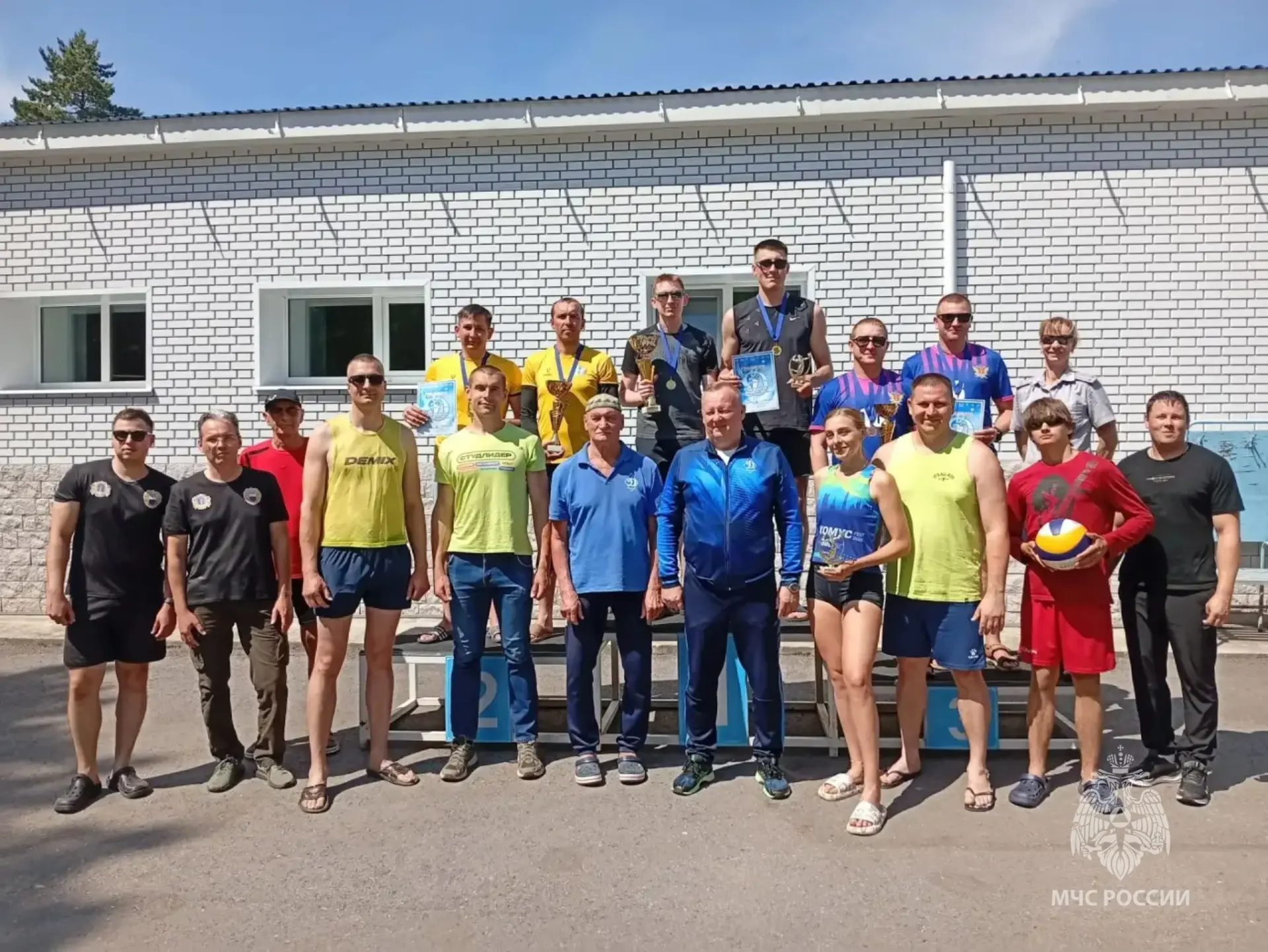 🏐Сборная регионального МЧС завоевала серебро на соревнованиях по пляжному волейболу
 
На базе ульян