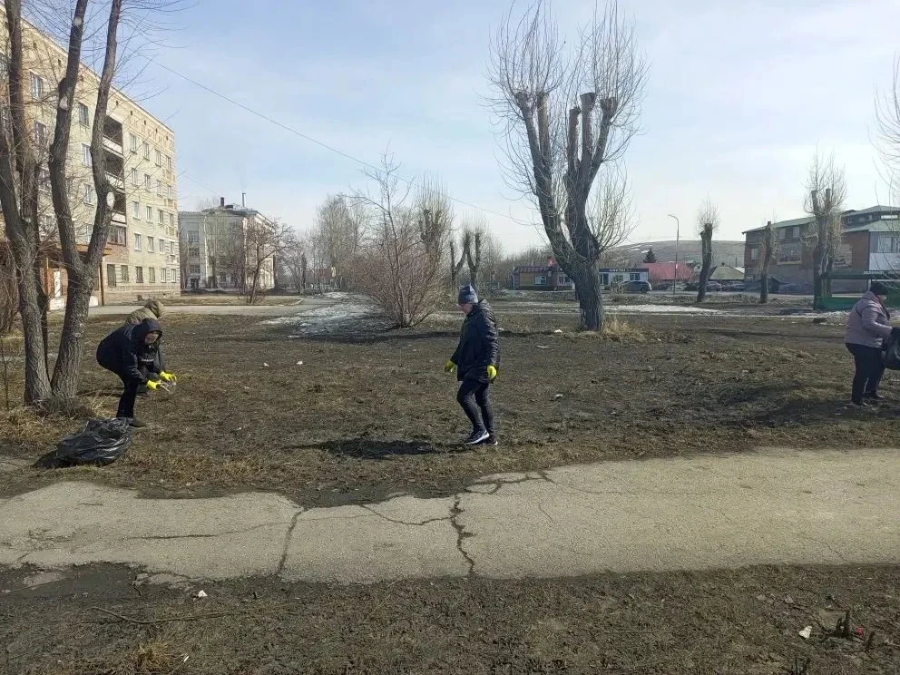 Коммунальщики "в деле".  На большой территории у дома по ул. Маяковского, 2а, где расположен "зелены