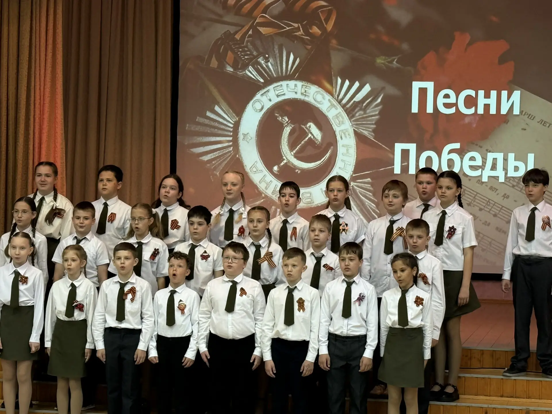 «Великие песни Победы»: Настоящая битва хоров в начальной школе! 🎤🎶✨    В нашей #Школе30 состоялось 