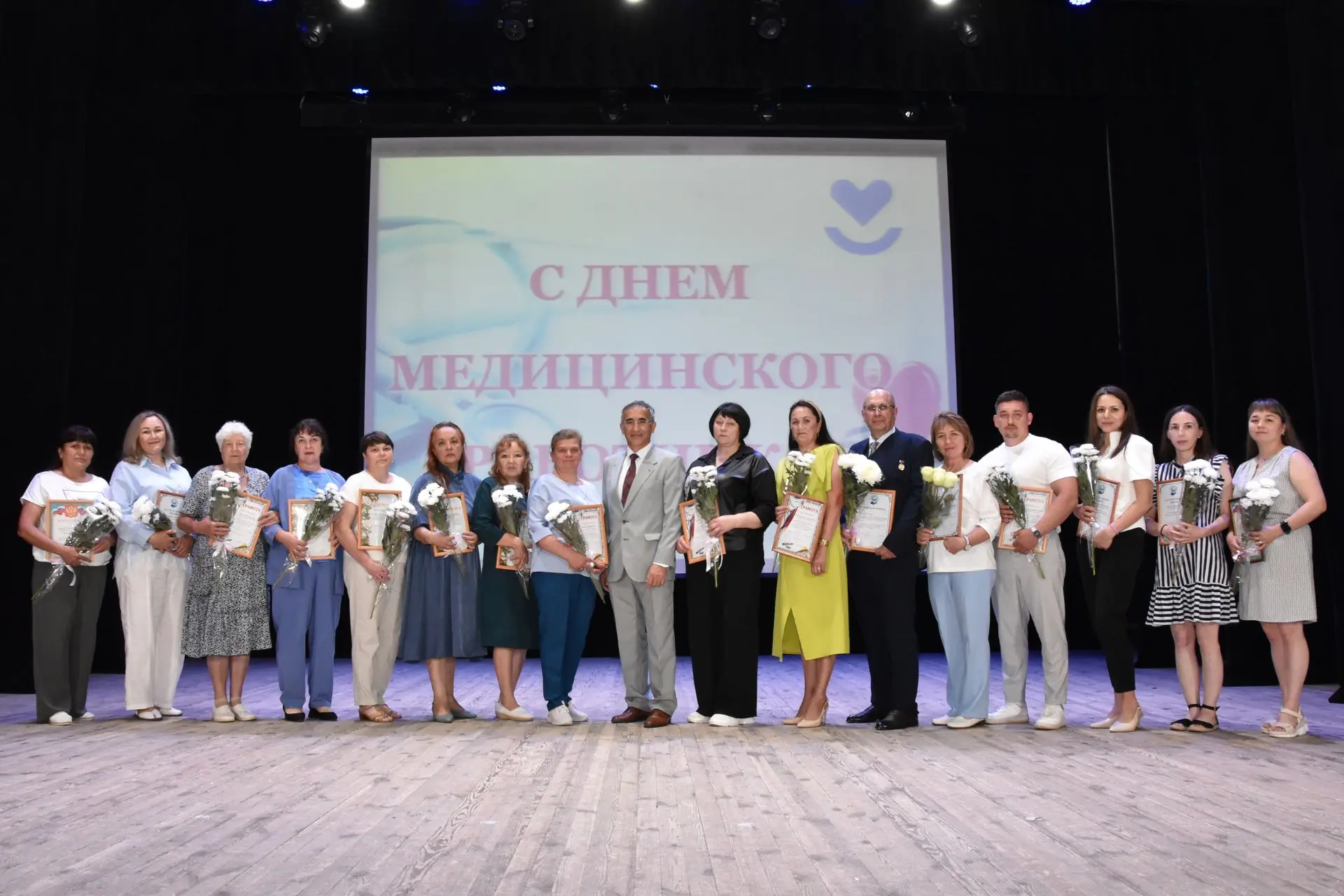 Дорогие коллеги и ветераны здравоохранения! 
 
От всей души поздравляю вас с профессиональным праздн