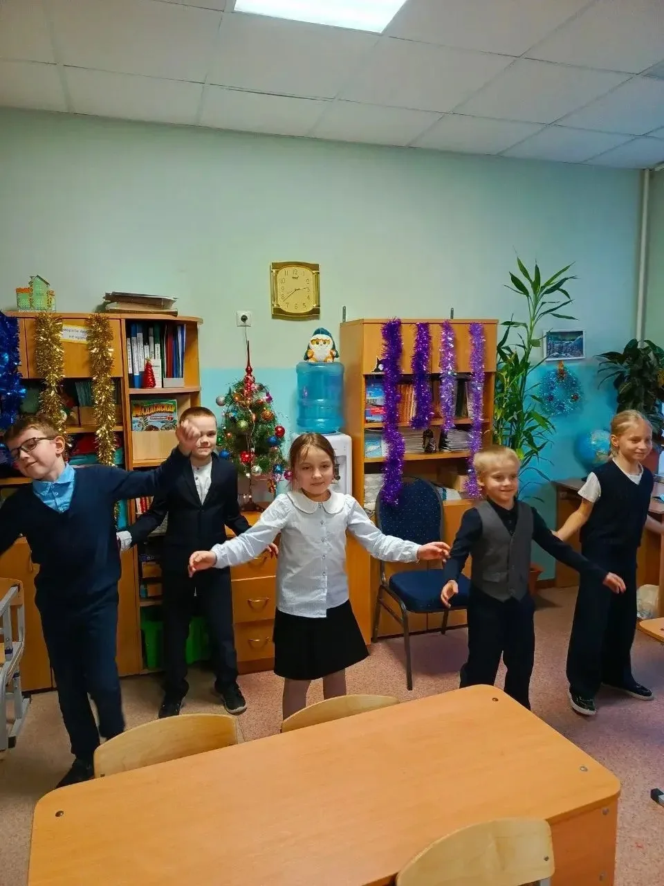 НОВОСТИ ИЗ КЛАССОВ🎄📣  На прошлой неделе в 3 «А» классе прошло занятие-игра «Новый год в орлятском кр