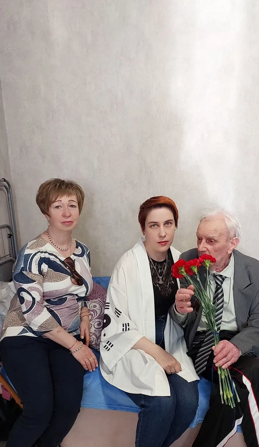 В канун Дня Победы сотрудники нашего учреждения поздравили ветерана ВОВ Григория Яковлевича Зинченко