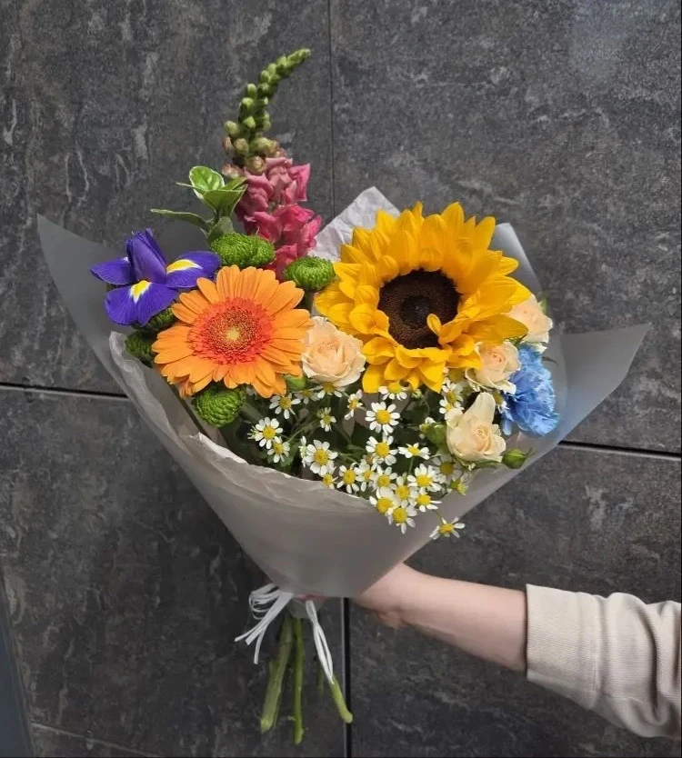 Яркие летние букеты ждут вас в нашей студии 💛

Для заказа вы можете позвонить нам и наши флористы п
