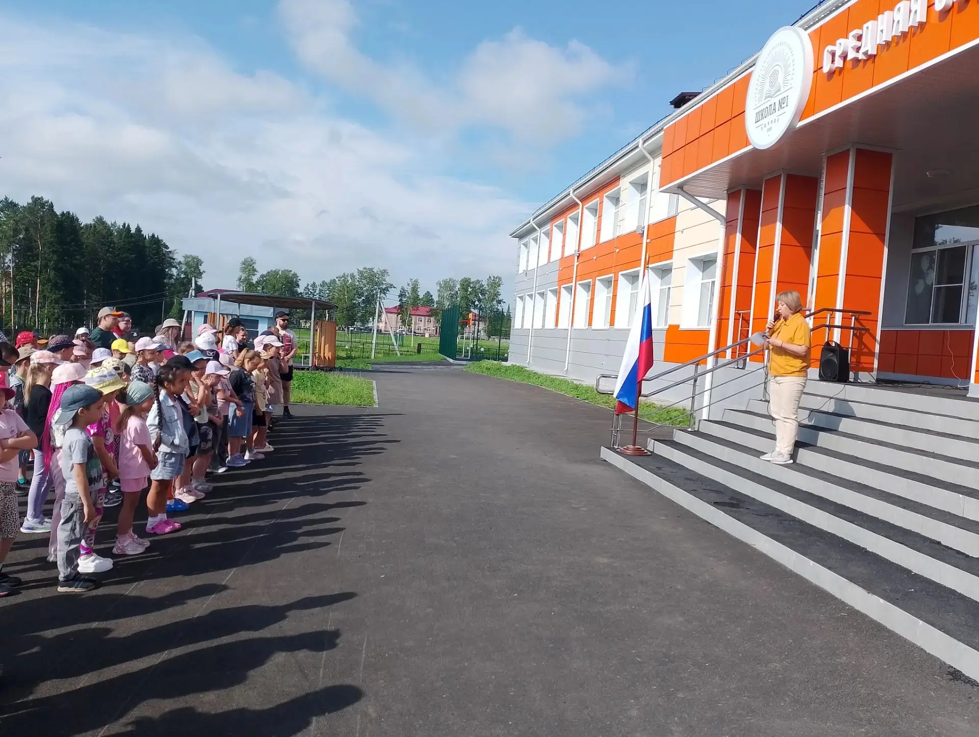 #каникулыспользой

🎉Торжественное открытие школьного лагеря 🌞 "Солнышко": праздник дружбы и творче