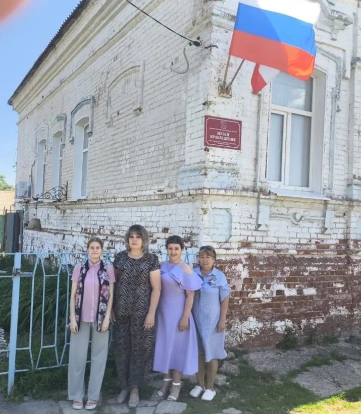 Сотрудники Музея краеведения с.Александров-Гай приняли участие во Всероссийской Акции «Флаги России»