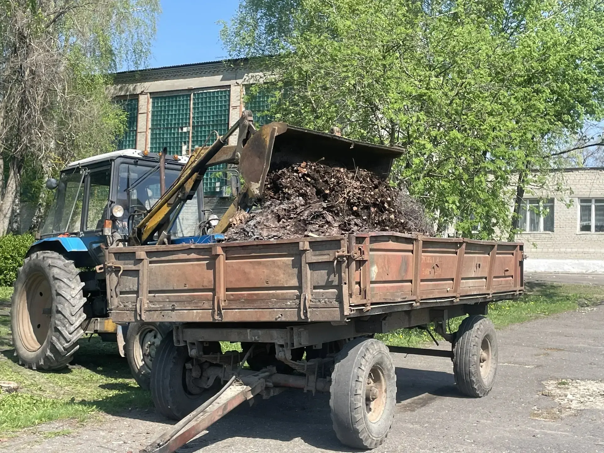 📌  Коллектив сотрудников ДЮСШ  7 мая принял активное участие в благоустройстве террито...