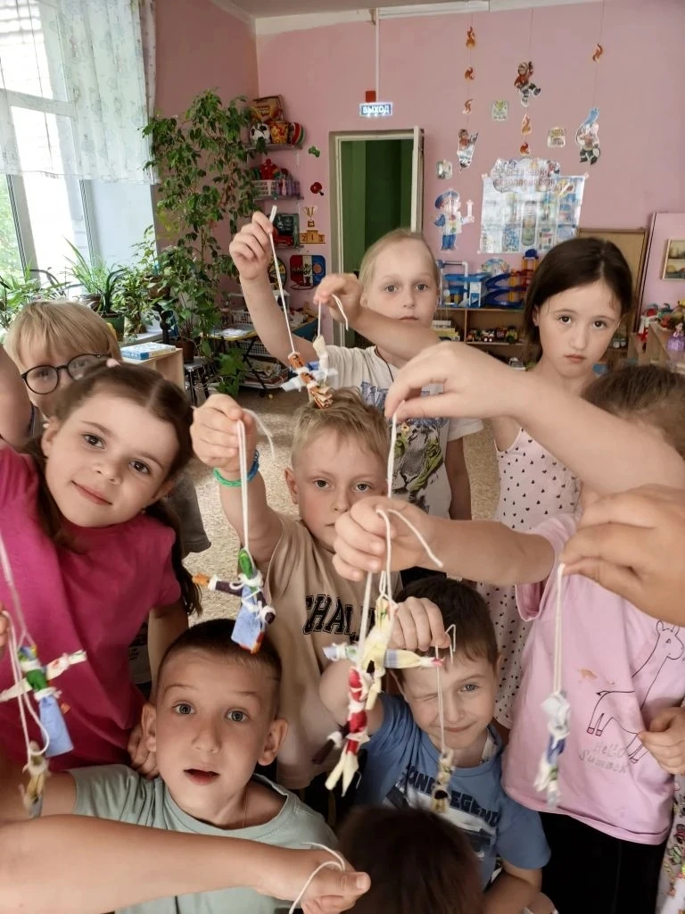 Продолжаем пополнять наш патриотический уголок. Сегодня мастерили с ребятами тряпичных кукол-оберего