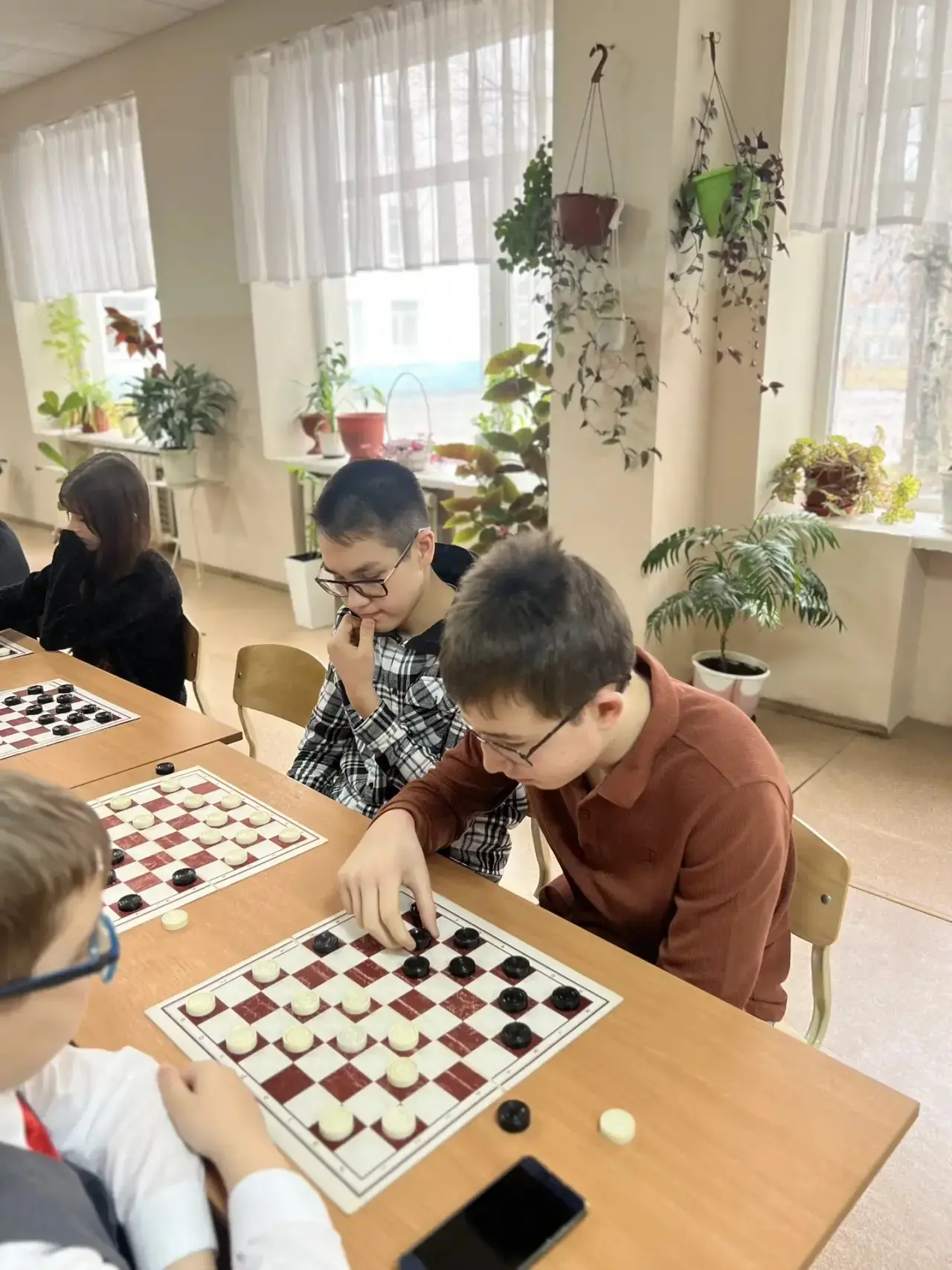 Учащиеся МБОУ СОШ №30 приняли участие в турнире по шашкам.  Сегодня наши ученики Асланян Артем, Сере