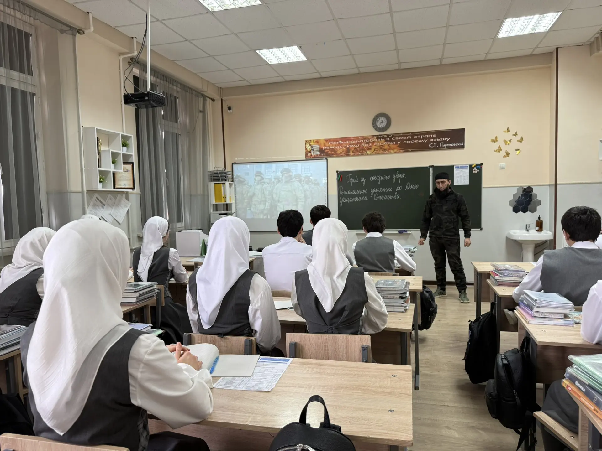 Сегодняшний понедельник в нашей школе был особенным. В рамках цикла внеурочных занятий «Разговоры о 
