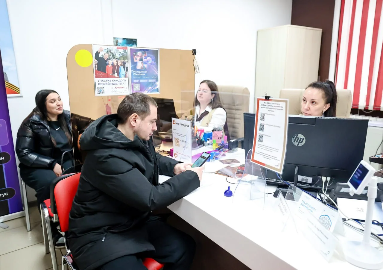 Встретился с коллективом офиса «Ильинское» Многофункционального центра в поселке Мечниково, отметивш