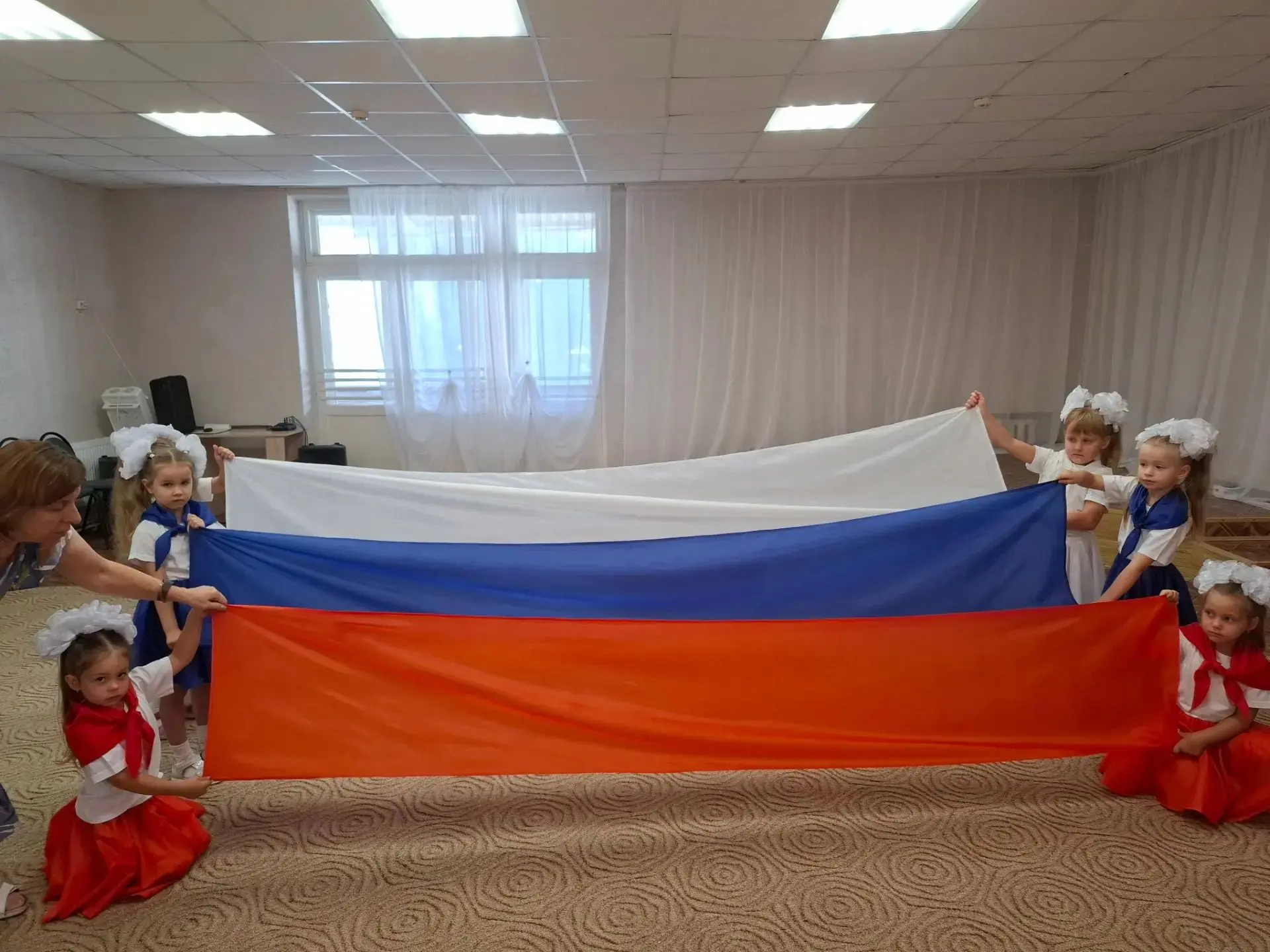 В рамках празднования Дня Государственного флага Российской Федерации, в нашем детском ...