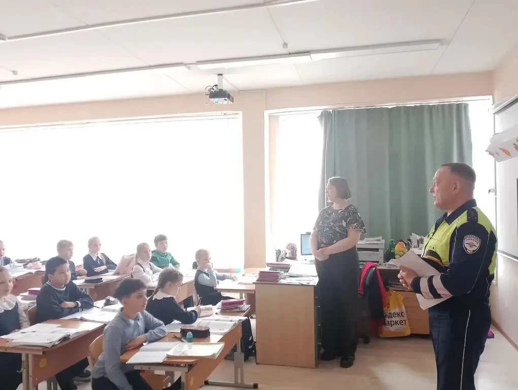 🚲Безопасность превыше всего: инспекторы в гостях у юных лицеистов  В начальных классах лицея прошла 