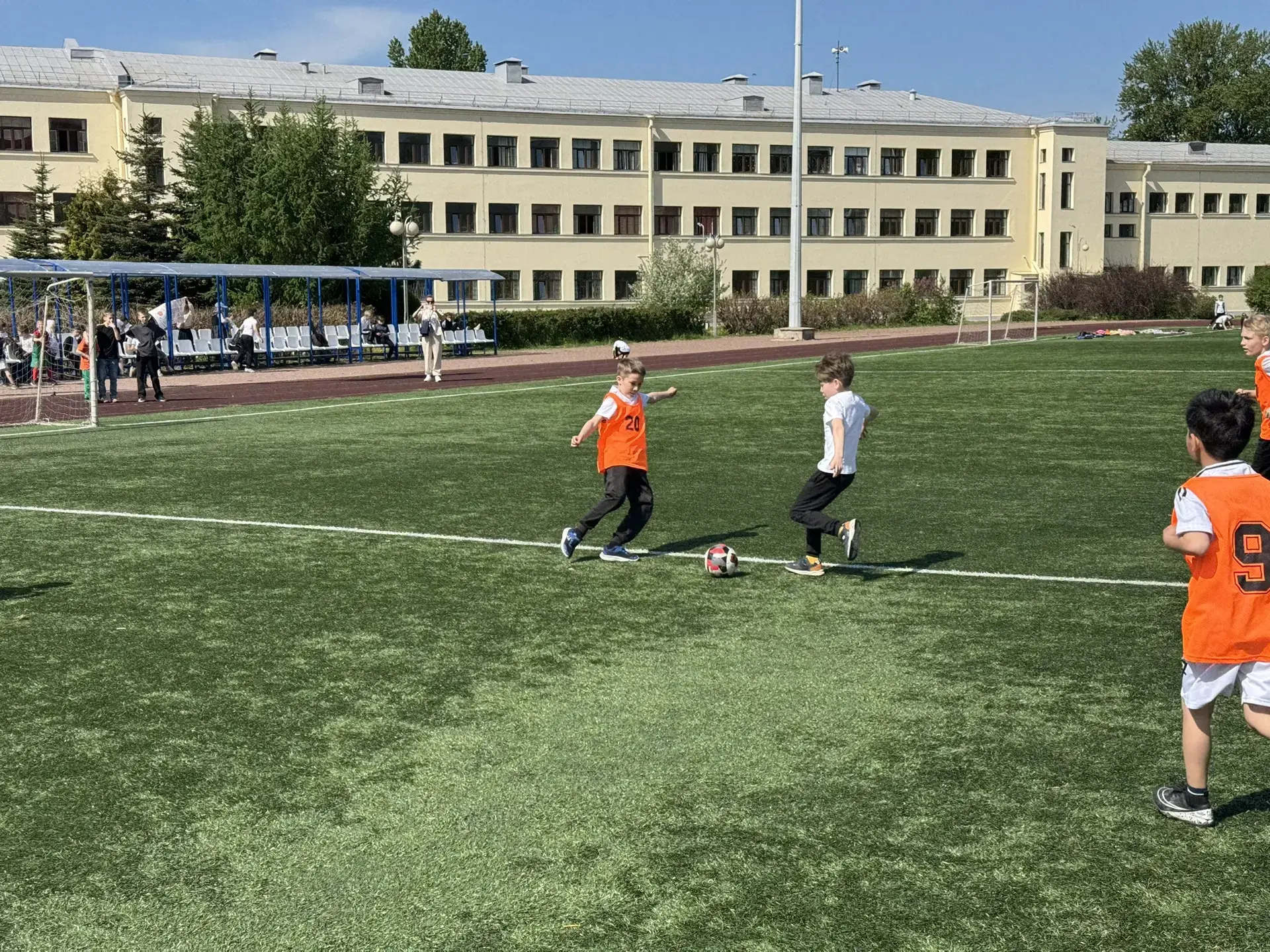 ⚽ ПОНЕДЕЛЬНИК ФУТБОЛА. ПЕРВЫЕ КЛАССЫ ВЫЯСНЯЛИ ОТНОШЕНИЯ НА ПОЛЕ   Сегодня на площадке Харченко встре
