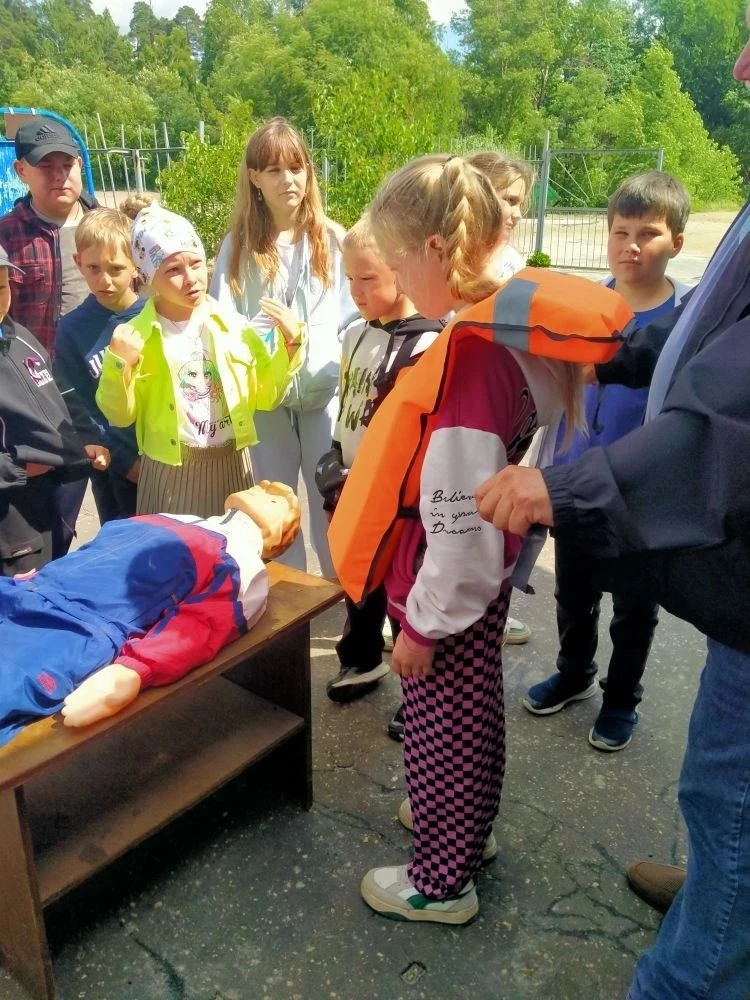 💦В пришкольном лагере прошла встреча с сотрудниками спасательной станции.
⁣
🌊В рамках программы по