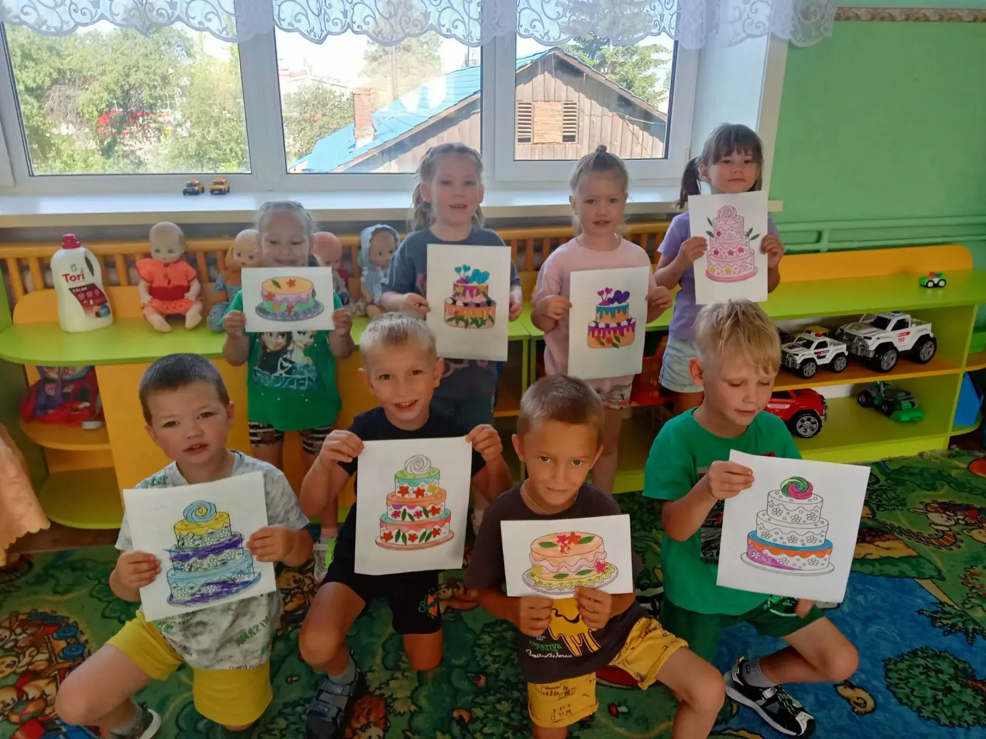 Сегодня в средней/старшей группе мы отметили Международный день торта. Ребята рассматривали торт — и