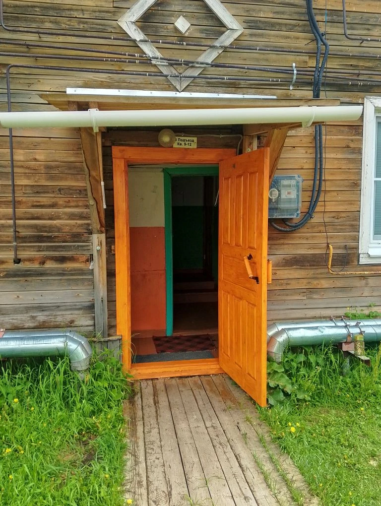 Установлены новые наружные двери в подъезде МКД по адресу: ул. Совхозная, д. 13