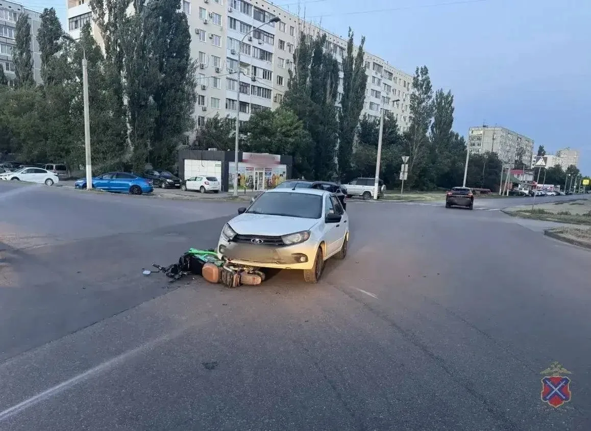 😱На улице Тракторной произошло ДТП с участием автомобиля «Лада Гранта» и владельца электровелосипед