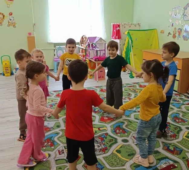 Сегодня дошкольники из средней группы играли в игру малой подвижности "Ровным кругом".