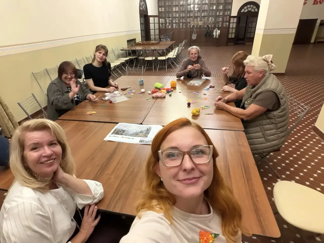 Приехала домой поздно! Сегодня на тренировке штангу свалила себе на палец, сломала ного...
