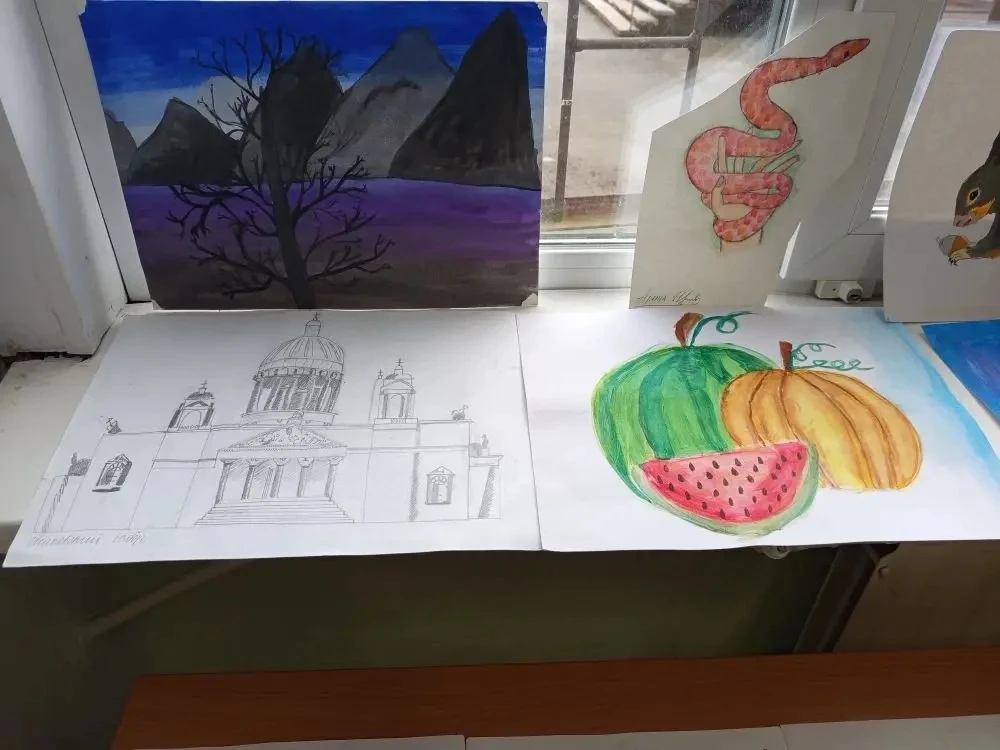 Вдохновение в каждом штрихе: персональная выставка Арины Ильязовой! 🎨✨  Сегодня в стенах нашей школы