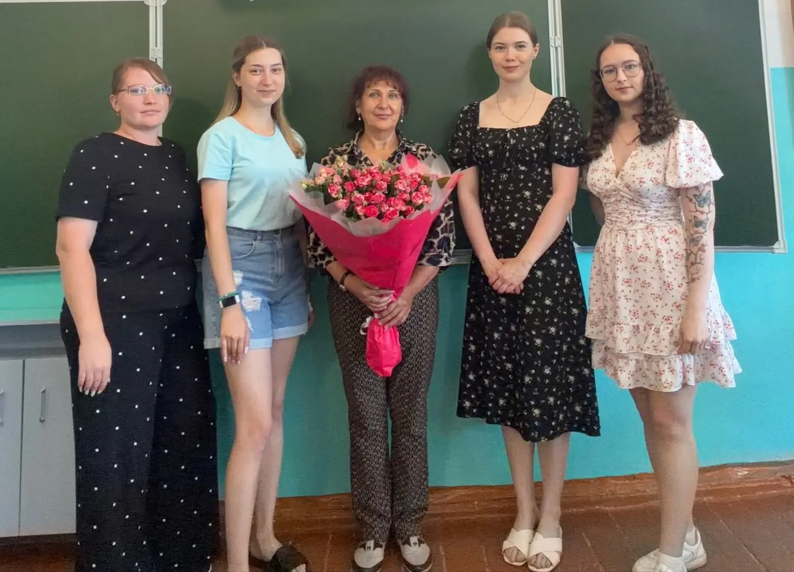 👩‍🎓💐Сегодня в нашей школе прошла встреча с выпускниками 2020 года. Их было немного -...