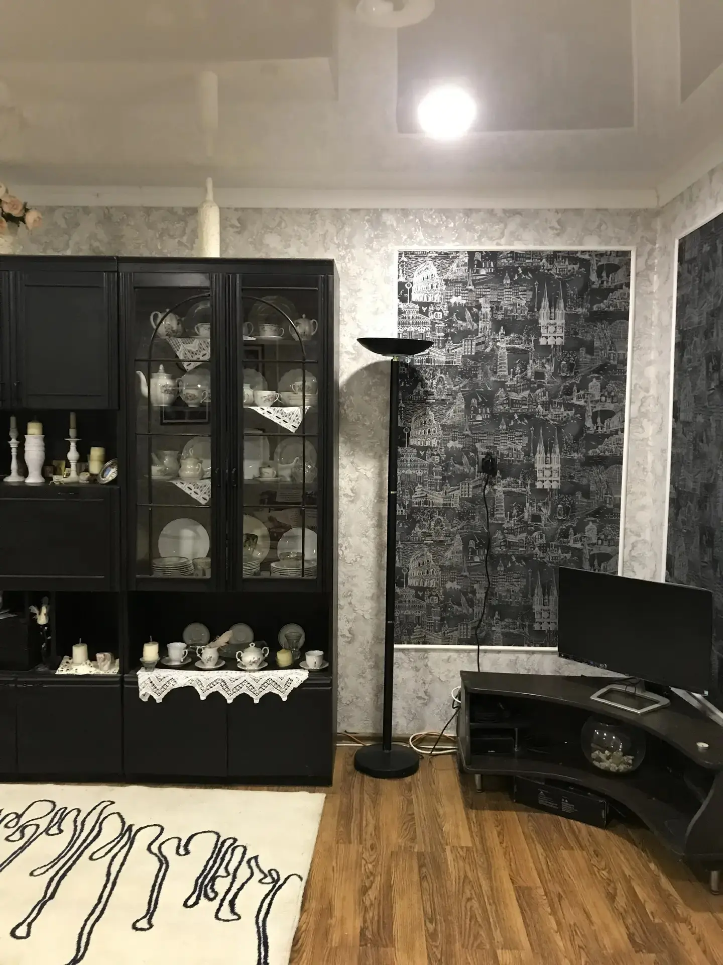 #ГУДАУТА   Сдается в частном 2-этажном доме два 2-комнатных номера ( четыре спальных места ). Кухня 