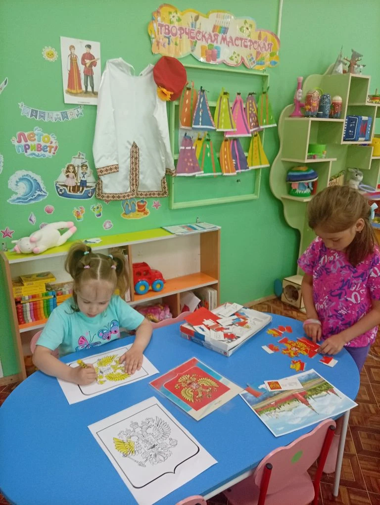Раскрашиваем цветными мелками Флаг и герб России. Предварительно слушали Гимн, стихотворения о Родин