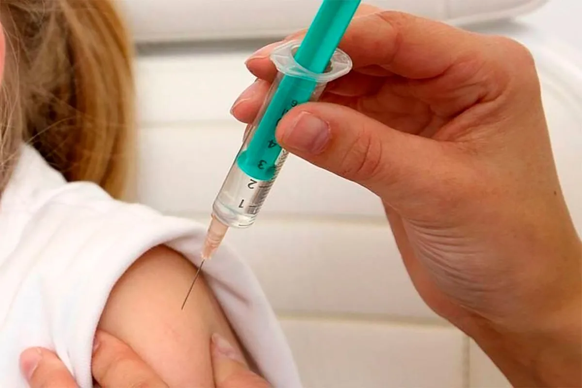 💉 Девочек 12–13 лет начнут прививать от ВПЧ с 2027 года